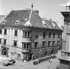 Magyarország, Sopron, Fő (Beloiannisz) tér a Városháza felől nézve, szemben a Storno-ház., 1967, UVATERV, kerékpár, motorkerékpár, utcakép, életkép, automobil, emléktábla, épületdísz, sarokház, fodrászat, kerékpár tároló, képarány: négyzetes, Fortepan #2556