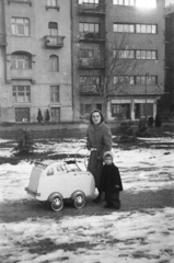 Hungary, Budapest I., Vérmező, háttérben az Attila út 129. és 127. számú ház., 1948, Bujdosó Géza, Budapest, baby carriage, kid, lady, snow, mother, Fortepan #255610