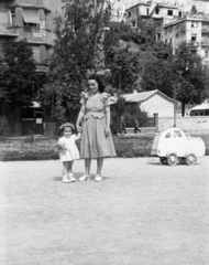 Hungary, Budapest I., Vérmező, háttérben balra az Attila út 133. számú ház., 1948, Bujdosó Géza, baby carriage, Budapest, girl, lady, mother, wreath, Fortepan #255619