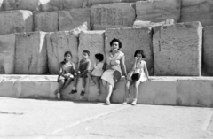 Egypt, Giza, Kheopsz piramis., 1958, Bujdosó Géza, relaxation, mother, kids, Fortepan #255621