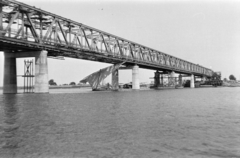 Egypt, Cairo, a Nílus feletti Al Marazeek-híd. A magyar tervezésű híd acélszerkezetének anyagát az ózdi és a diósgyőri acélművek készítette, a hídszerkezetet a győri Rába Művek gyártotta, a szerelést a Ganz–MÁVAG Mozdony- Vagon- és Gépgyár gárdája végezte., 1958, Bujdosó Géza, Endre Darvas-plan, Pál Sávoly-design, Fortepan #255629