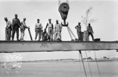 Egypt, Cairo, a Nílus feletti Al Marazeek-híd. A magyar tervezésű híd acélszerkezetének anyagát az ózdi és a diósgyőri acélművek készítette, a hídszerkezetet a győri Rába Művek gyártotta, a szerelést a Ganz–MÁVAG Mozdony- Vagon- és Gépgyár gárdája végezte., 1958, Bujdosó Géza, Best of, Endre Darvas-plan, Pál Sávoly-design, Fortepan #255632