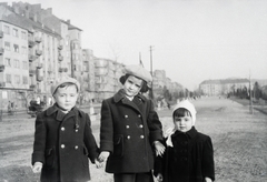 Hungary, Budapest I., Vérmező, háttérben balra az Attila út, szemben a Mikó utca házai., 1947, Bujdosó Géza, Budapest, girl, kid, beret, double-breasted coat, Fortepan #255636