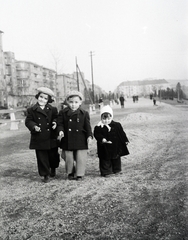 Hungary, Budapest I., Vérmező, balra az Attila út, szemben a Mikó utca házai., 1947, Bujdosó Géza, Budapest, girl, kid, beret, double-breasted coat, Fortepan #255637