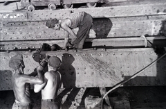 Hungary, Budapest IX., a Petőfi híd újjáépítése, az acélszerkezet szerelése a pesti hídfőnél., 1951, Bujdosó Géza, Budapest, half-naked, worker, bridge, renovation, Fortepan #255641