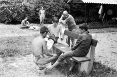 Hungary, Budapest XI., a Tétényi úti (később Szent Imre) kórház területe a Halmi utca közelében, a felvétel a tanuszoda parkjában készült., 1961, Cziboly Józsefné, Budapest, card game, bench, kibitzer, swimming trunks, slip, Fortepan #255657