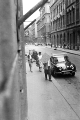 Hungary, Budapest VII., Szövetség utca, szemben jobbra a Tivadar utca torkolata, távolabb a Dohány utca sarkán álló ház látható., 1961, Cziboly Józsefné, Best of, Budapest, scooter, automobile, pedestrian, Patyolat shop, Tatra-brand, Fortepan #255663