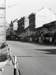 Hungary, Nagykanizsa, Fő (Lenin) út, a középső 8-as számú emeletes ház Hevesi Sándor szülőháza., 1961, Cziboly Józsefné, ad pillar, newsstand, road sign, Fortepan #255679