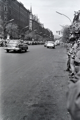 Hungary, Budapest VII., Erzsébet (Lenin) körút a Wesselényi utcától a Dob utca felé, a felvétel Jurij Gagarin fogadása alkalmával készült., 1961, Cziboly Józsefné, Budapest, ad pillar, uniform, Workers' Militia, Fortepan #255683