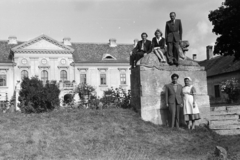 Hungary, Szabadság utca (84-es főút), Festetics-kastély (1956-tól pszichiátriai betegek otthona)., 1961, Cziboly Józsefné, apron, headdress, suit, stone lion, nurse, iron bars, Fortepan #255685