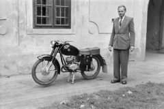 Hungary, Szabadság utca (84-es főút), Festetics-kastély (1956-tól pszichiátriai betegek otthona)., 1961, Cziboly Józsefné, motorcycle, Danuvia-brand, suit, Fortepan #255687