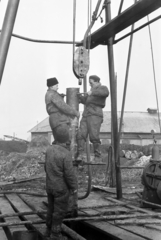 Magyarország, Dombóvár, a felvétel a vízház előtt készült, háttérben a fűtőház., 1962, Cziboly Józsefné, szállítószalag, hordó, raktár, Pufajka, Fortepan #255701