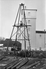 Magyarország, Dombóvár, háttérben a vízház., 1962, Cziboly Józsefné, csővezeték, víztorony, Fortepan #255704