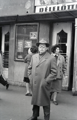 Magyarország, Budapest VII., Erzsébet (Lenin) körút 8., a felvétel a Bástya mozi előtt készült., 1956, Cziboly Józsefné, Budapest, moziműsor, felöltő, napszemüveg, ruha, Fortepan #255708