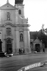 Hungary, Győr, Bécsi kapu (Köztársaság) tér, Karmelita templom., 1969, Kovács László Péter, church, Baroque-style, Carmelites, bicycle, Fortepan #25572