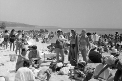 Bulgária, Aranyhomok, Várna, strand a tengerparton., 1962, Cziboly Józsefné, napszemüveg, móló, tömeg, bikini, fecskenadrág, tengerpart, strand, Fortepan #255721