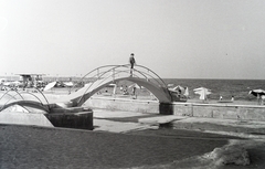 Bulgária, Aranyhomok, Várna, strand a tengerparton., 1962, Cziboly Józsefné, tengerpart, napernyő, híd, móló, Fortepan #255722