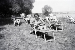 Hungary, Balatonberény, strand., 1949, Hámornik Balázs, sunbathe, deck chair, Fortepan #255751