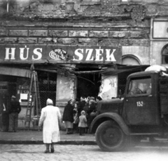 Magyarország, Budapest I., a felvétel Széna tér 1/a számú házban lévú húsbolt előtt készült., 1956, Jezsuita Levéltár, Budapest, teherautó, forradalom, sorbanállás, hentes, élelmiszerbolt, Közért Vállalat, képarány: négyzetes, Fortepan #255762