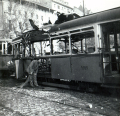 Magyarország, Budapest VIII., József körút a Rákóczi térnél, háttérben a Rákóczi tér 12. és 11. számú ház., 1956, Jezsuita Levéltár, Budapest, forradalom, járműroncs, képarány: négyzetes, Fortepan #255770