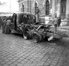 Magyarország, Budapest VIII., Blaha Lujza tér a Nemzeti Színház előtt, a teharautó roncsa mögött Lendvay Márton szobra (Dunaiszky László, 1860.)., 1956, Jezsuita Levéltár, Budapest, forradalom, járműroncs, képarány: négyzetes, Fortepan #255774