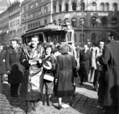 Magyarország, Budapest VIII., József körút, jobbra a háttérben a Népszínház utca torkolata., 1956, Jezsuita Levéltár, Budapest, járókelő, járműroncs, képarány: négyzetes, Fortepan #255777