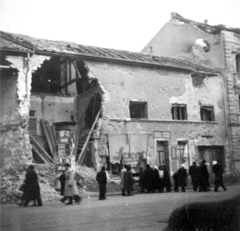 Magyarország, Budapest VIII., Üllői út, a lerombolt 56. számú ház., 1956, Jezsuita Levéltár, épületkár, bámészkodás, forradalom, képarány: négyzetes, golyónyom, Budapest, Fortepan #255795