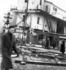 Magyarország, Budapest II., Széna tér, szemben a Lövőház utca - Margit körút (Mártírok útja) sarkán a metróépítés felvonótornya., 1956, Jezsuita Levéltár, forradalom, babajavító, Budapest, Fortepan #255796