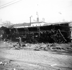 Magyarország, Budapest XII.,Budapest I., Alkotás utca, a Déli pályaudvarról kitolt, az 1956-os forradalom alatt barikádnak használt vasúti kocsik., 1956, Jezsuita Levéltár, Budapest, forradalom, járműroncs, képarány: négyzetes, Fortepan #255797