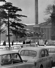 Magyarország, Budapest XIV., Hősök tere az Olof Palme sétány (Népstadion út) felől nézve, háttérben a Szépművészeti Múzeum., 1966, Kovács László Péter, tél, hó, szobor, utcakép, életkép, automobil, Trabant 500, Moszkvics 407, Fiat 1100, Budapest, Fortepan #25580