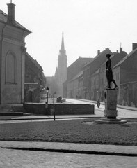 Magyarország, budai Vár, Budapest I., Bécsi kapu tér, Kazinczy-emlékkút (Pásztor János, 1936.). Háttérben a Fortuna utca és a Mátyás-templom., 1964, Kovács László Péter, Budapest, Fortepan #25582