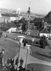 Magyarország, Tabán, Budapest I., az Alexandriai Szent Katalin-templom és a Szarvas ház a Vár felől nézve., 1966, Kovács László Péter, templom, életkép, látkép, lámpaoszlop, Duna, Budapest, függőhíd, Sávoly Pál-terv, Fortepan #25591