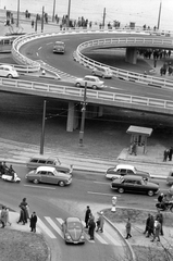 Magyarország, Tabán, Budapest I., Döbrentei tér, az Erzsébet híd budai lehajtója., 1966, Kovács László Péter, forgalom, Trabant-márka, utcakép, életkép, Volkswagen-márka, villamos, csibilámpa, robogó, automobil, Zastava 750, Wartburg 311/312, Opel Rekord P1, váltóőr, Volkswagen Bogár, Peugeot 404, Budapest, Fortepan #25592