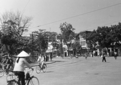 Vietnám, Hanoi, Đinh Tiên Hoàng utca, szemben kissé jobbra a kétemeletes ház a 39. szám. A felvétel a VÁTI szakmai delegációjának útja során készült., 1970, Kálnoki Kis Sándor, kerékpár, Fortepan #255928