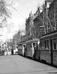 Magyarország, Budapest VIII., Rákóczi út az Astoria felől nézve, ideiglenes villamos-végállomás a metróépítés miatt a Rákóczi út 5. előtt., 1963, Kovács László Péter, villamos, Ganz-márka, Budapest, Fortepan #25593