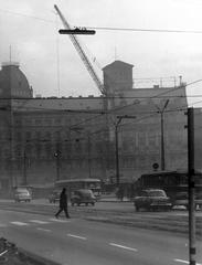 Magyarország, Budapest VIII., Blaha Lujza tér, a metró építkezése., 1965, Kovács László Péter, autóbusz, építkezés, utcakép, életkép, daru, Ikarus-márka, Ikarus 180, lámpaoszlop, Ikarus 620/630, metróépítés, Budapest, Fortepan #25594