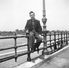 Hungary, Budapest XIII., a felvétel az Újpesti rakparton készült, háttérben a Duna és a Margit-sziget., 1960, Kálnoki Kis Sándor, Budapest, man, sitting on a handrail, Fortepan #255978