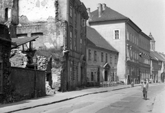 Magyarország, budai Vár, Budapest I., Országház utca, az egyemeletes ház a Fekete Holló Vendéglő., 1964, Kovács László Péter, háborús kár, utcakép, Budapest, Fortepan #25598