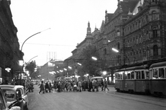 Magyarország, Budapest VI., Teréz (Lenin) körút, a Király (Majakovszkij) utcától az Oktogon (November 7. tér) felé nézve., 1965, Kovács László Péter, utcakép, életkép, villamos, lámpaoszlop, Ganz UV, Budapest, Fortepan #25600