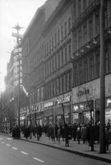 Magyarország, Budapest VII., Rákóczi út páros oldala a Nagy Diófa utca és a Kazinczy utca között, Csillag áruház., 1965, Kovács László Péter, utcakép, életkép, neonreklám, Budapest, Fortepan #25602