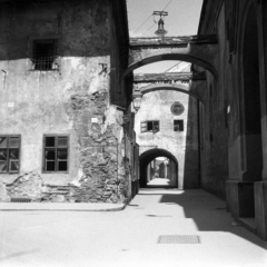 Slovakia, Košice, ulica Pri Miklušovej väznici (ekkor Kálvin tér / Kalvínovo námestie), a Fazekas utca (Hrnčiarska ulica) felé nézve. Balra a Miklós börtön, jobbra a református templom., 1938, Fábián István, Fortepan #256026