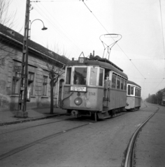 Magyarország, Budapest IV., a felvétel a Görgey Artúr (Dózsa György) utca elején készült, a 2. számú háznál, az István (Bajcsy-Zsilinszky) út felől., 1951, Fábián István, villamos, sínpálya, viszonylatszám, villanyoszlop, viszonylattábla, áramszedő, Budapest, Fortepan #256038