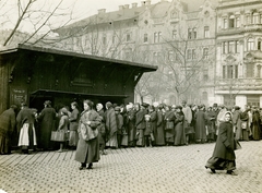 Hungary, Budapest VIII., burgonyára várok sora a Rákóczi téri csarnok elötti bódénál., 1915, Országos Széchényi Könyvtár, standing in line, Budapest, greengrocer, Fortepan #256047