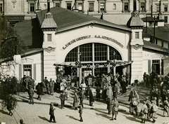 Hungary, Budapest VIII.,Budapest VII., Baross tér, katonai várócsarnok a Keleti pályaudvarnál. Háttérben a Thököly út 3. számú ház Verseny utcai homlokzata., 1915, Országos Széchényi Könyvtár, Budapest, soldier, label, waiting, german text, emblem, backpack, train station, Fortepan #256048