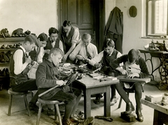 Hungary, Budapest VIII., Német utca 14., a polgári fiúiskolában (később Németh László Általános Iskola) a hadba vonult munkaerő pótlására cipész- és lakatosműhelyt nyitottak, ahol iskolaszolgák felügyeletével a tanulók cipőt talpalnak., 1915, Országos Széchényi Könyvtár, Budapest, sewing machine, shoemaker, Fortepan #256049