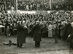 Magyarország, Budapest IX., Üllői út, FTC pálya, a jótékonysági célból megrendezett Budapest válogatott - Berlini válogatott (3:1) labdarúgó-mérkőzés idején, 1914. október 25-én. A zenészek tárogatón indulókat játszottak., 1914, Országos Széchényi Könyvtár, Müllner János, Budapest, hangszer, tárogató, Fortepan #256057