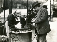 Hungary, Budapest VII., sültkrumpli árus az Erzsébet körút 1. számú ház előtt., 1915, Országos Széchényi Könyvtár, Budapest, chestnut oven, Fortepan #256058