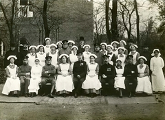 Magyarország, Budapest XIV., Mexikói út 60., az Izraelita Vakok Intézete előtt, ekkor hadikórházként működött. Holland egészségügyi misszió tagjai, az első sorban középen Abraham Kuype volt holland miniszterelnök lányai ülnek., 1916, Országos Széchényi Könyvtár, Müllner János, Budapest, Fortepan #256059