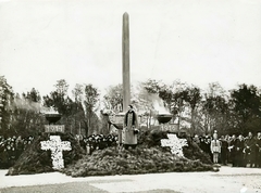 Magyarország, Budapest X., Új Köztemető, a "Hősök temetője" (katonai temetkezési helynek, 1903-ban elkülönített parcellák). A háború harmadik évében, a csaknem tízezer katona végső nyughelyénél emelt emlékmű, Körmendi-Frim Jenő szobrászművész és Reiss Zoltán hadnagy, építészmérnök alkotásának avatása, mindenszentek napján., 1916, Országos Széchényi Könyvtár, Müllner János, Budapest, pap, temetés, Fortepan #256060