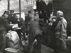 Magyarország, Budapest VI., Andrássy út, a 10. számú épület előtt a Fővárosi Gázművek teherautója, karácsonyi ajándékok pakolása., 1914, Országos Széchényi Könyvtár, Müllner János, Budapest, zsák, kosár, Fortepan #256066